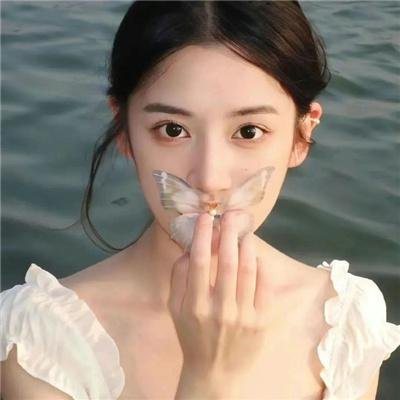 泳池里的男孩